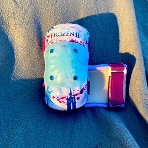 4S11.  Disney frozen II elbow pads (kids)